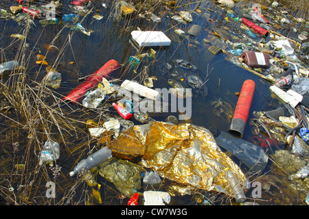 Fiume disseminato, foto di di discariche selvagge getta a terra la lettiera di circa Foto Stock