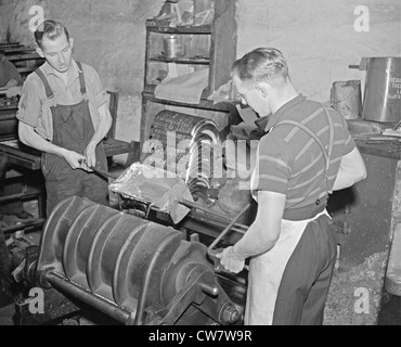 Anni Cinquanta quotidiani - pagine di colata per una tipografia rotativa Macchina Foto Stock