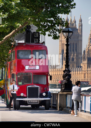 Autobus parcheggiato sul terrapieno di Waterloo, le Case del Parlamento in background 2 Foto Stock