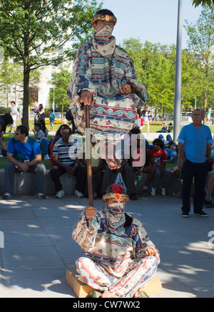 Artisti di strada sul terrapieno di Waterloo a scoprire i segreti del antigravity 2 Foto Stock