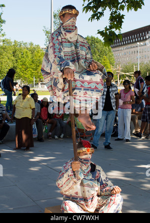 Artisti di strada sul terrapieno di Waterloo a scoprire i segreti del antigravity 3 Foto Stock