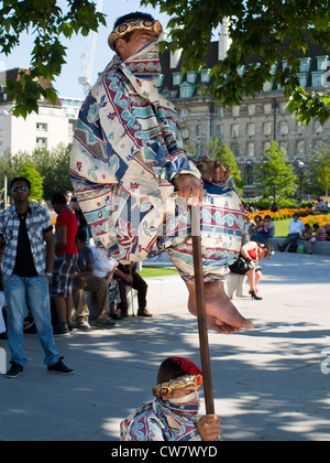 Artisti di strada sul terrapieno di Waterloo a scoprire i segreti del antigravity 4 Foto Stock