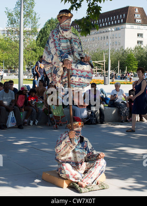 Artisti di strada sul terrapieno di Waterloo a scoprire i segreti del antigravity Foto Stock