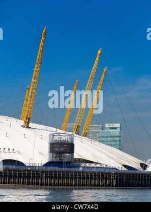 La Greenwich O2 Dome di Londra, Canary Wharf in background Foto Stock