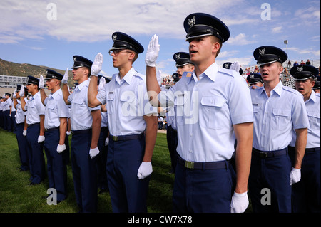 Il cadetto di base Nathaniel Heldreth recita l'onore Oath durante la Parata di accettazione della Classe di 2016 sul campo di parata di Stillman dell'Accademia dell'aeronautica degli Stati Uniti in Colorado Springs, colon. 7 agosto 2012. Durante l'accettazione, i nuovi freschisti marciano verso l'Ala Cadet in una formazione inversa a cuneo per indicare il loro ingresso nell'Ala Cadet. Foto Stock