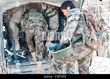 Soldati dell'esercito nazionale afgano entrano in uno di 2 ° Platoon, Apache Company, 1 ° Battaglione, 23 ° fanteria Regimentâ€™s Strykers il 30 luglio 2012. L'ANA e i soldati statunitensi conducono pattugliamenti congiunti ogni giorno qui, nell'Afghanistan meridionale. Foto Stock