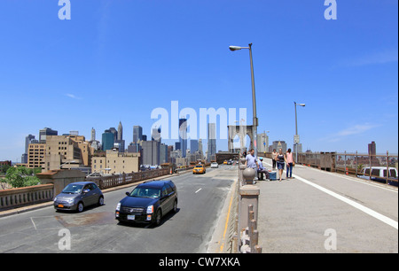 Auto e pedoni sul ponte di Brooklyn a New York City Foto Stock