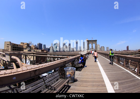 Pedoni sul ponte di Brooklyn a New York City Foto Stock