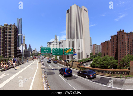 Avvicinando il lato di Manhattan del Ponte di Brooklyn a New York City Foto Stock