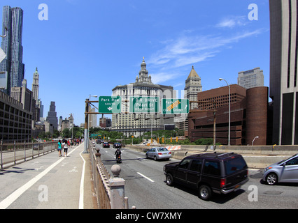 Avvicinando il lato di Manhattan del Ponte di Brooklyn a New York City Foto Stock