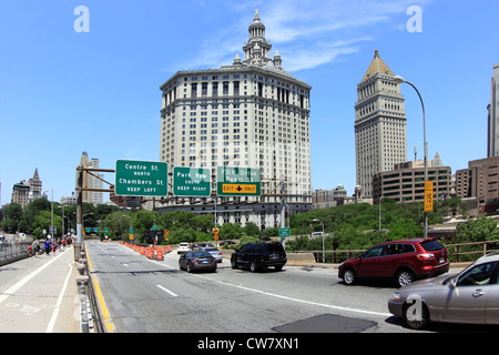 Avvicinando il lato di Manhattan del Ponte di Brooklyn a New York City Foto Stock