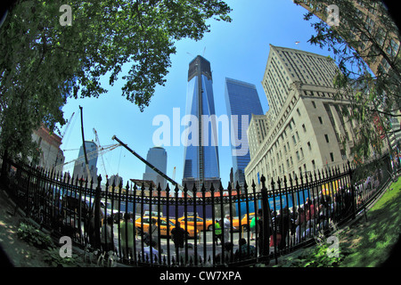 One World Trade Center in costruzione vista dal cimitero alla St. Pauls Church di Manhattan a New York City Foto Stock