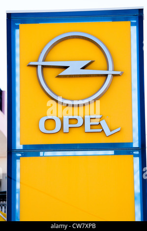 Rotture di Opel cartello (L è la caduta verso il basso) in Agios Nikolaos sull isola di Creta in Grecia il 5 agosto 2012. Foto Stock