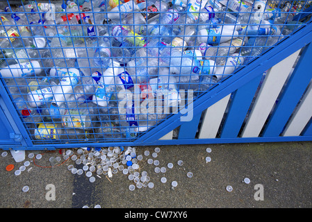 La bottiglia di plastica del contenitore di riciclaggio, Francia. Foto Stock