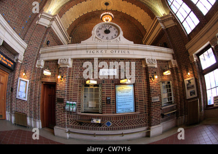 Stazione ferroviaria Larkin Plaza Yonkers New York Foto Stock