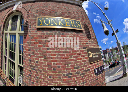 Stazione ferroviaria Larkin Plaza Yonkers New York Foto Stock