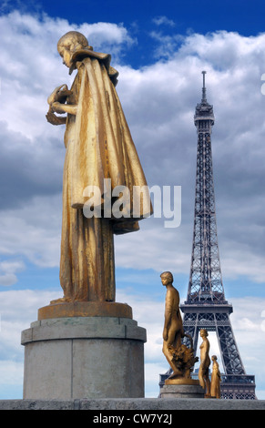 Statue dorate su Trocadero e la Torre Eiffel a Parigi, Francia. Foto Stock