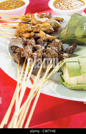 Carne di pollo e montone satay con Ketupat e salsa di arachidi Salsa