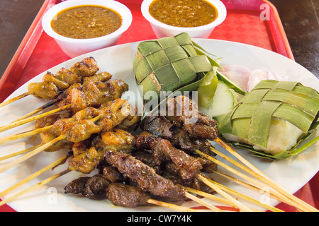 Carne di pollo e montone satay con Ketupat e salsa di arachidi salsa Closeup Carne di pollo e montone satay con Ketupat e salsa di arachidi salsa Closeup