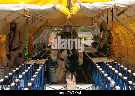 I membri di un team di decontaminazione si preparano all'arrivo di vittime contaminate simulate durante l'esercitazione di formazione della forza di risposta interna (HRF) a Camp Edwards, Messa, 8 agosto. L'esercizio, ospitato dalla Guardia Nazionale del Massachusetts, allena soldati e Airmen assegnati al team FEMA Region 1 HRF per rispondere a un incidente chimico, biologico, radiologico e nucleare (CBRN) su larga scala nel tentativo di salvaguardare la vita in tutto il New England. Foto Stock