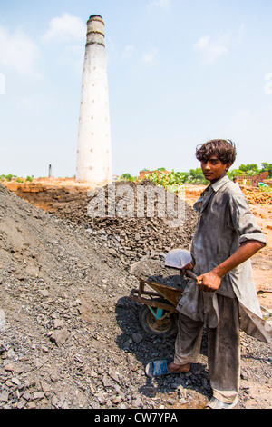 Alimentare il fuoco, opere in mattoni nella provincia del Punjab, Pakistan Foto Stock