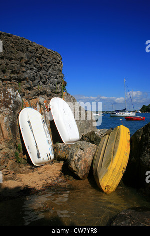Barche a remi appoggiata contro la parete, Spiaggia, Route du, Moreac Moreac, Vannes, Morbihan, in Bretagna, Francia Foto Stock