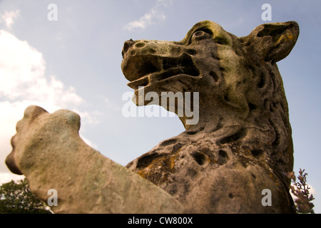 Statua di cane in il giardino murato, Arley Hall e giardini, CHESHIRE REGNO UNITO Foto Stock