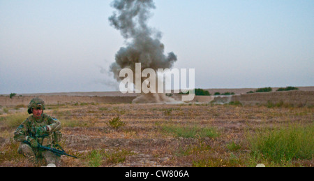 Staff Sgt. Jonathan Taber, un soldato con 787° squadra esplosiva di smaltimento dell'ordinanza, disarma uno dei cinque dispositivi esplosivi improvvisati trovati mentre si è in una pattuglia a piedi nel sud dell'Afghanistan, 1 agosto 2012. Foto Stock