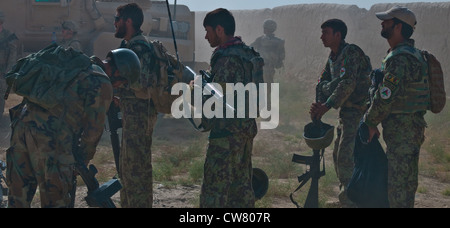 Soldati dell'esercito nazionale afgano si preparano a caricare in Strykers dopo aver condotto una pattuglia a piedi congiunta nel sud dell'Afghanistan con soldati del 2 ° Platoon, Apache Company, 1 ° Battaglione, 23 ° Reggimento fanteria, 2 agosto 2012. Foto Stock