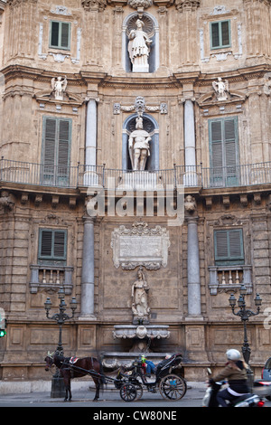 Statua, Quattro Canti, Palermo, Sicilia, Italia Foto Stock