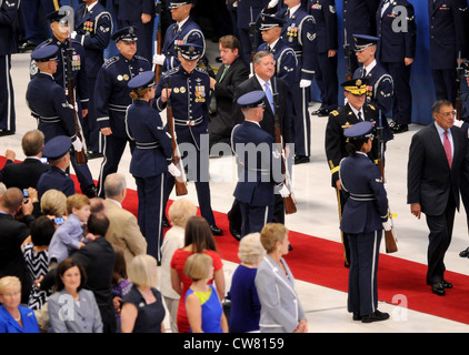 (Da destra a sinistra) Segretario della Difesa Leon Panetta, Presidente, Cocapi di Stato generale Gen. Martin Dempsey, Capo di Stato maggiore dell'aeronautica Gen. Norton Schwartz, Gen. Mark A. Welsh III, E il capo del sergente dell'aeronautica James Roy arriva durante le cerimonie di nomina e di ritiro del capo dell'aeronautica militare alla base congiunta Andrews, Md., 10 agosto 2012. Schwartz ha lavorato nell'aeronautica per 39 anni, gli ultimi quattro anni come leader senior in uniforme dell'aeronautica. Prima di diventare il capo di stato maggiore dell'aeronautica, il gallese comandò le forze aeree statunitensi in Europa. Foto Stock