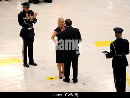 Il Segretario della Difesa Leon Panetta presenta Suzie Schwartz, moglie del Capo di Stato maggiore dell'Aeronautica Gen. Norton Schwartz, con il Premio per il Servizio pubblico dell'Aeronautica militare, come Schwartz applaude durante le cerimonie di ritiro e nomina del Capo di Stato maggiore dell'Aeronautica militare alla base congiunta Andrews, Md., il 10 agosto 2012. Schwartz ha lavorato nell'aeronautica per 39 anni, gli ultimi quattro anni come leader senior in uniforme dell'aeronautica. Foto Stock