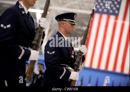 I voli della Guardia di onore dell'Aeronautica militare statunitense passano in rassegna per il Gen. Norton Schwartz e il nuovo Capo di Stato maggiore dell'Aeronautica militare Gen. Mark A. Welsh III durante le cerimonie di ritiro e nomina del personale dell'Aeronautica militare alla base militare Andrews, Md., il 10 agosto 2012. Schwartz ha lavorato nell'aeronautica per 39 anni, gli ultimi quattro anni come leader senior in uniforme dell'aeronautica. Prima di diventare il capo di stato maggiore dell'aeronautica, il gallese comandò le forze aeree statunitensi in Europa Foto Stock