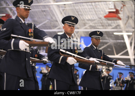 I voli della Guardia di onore dell'Aeronautica militare statunitense passano in rassegna per il Gen. Norton Schwartz e il nuovo Capo di Stato maggiore dell'Aeronautica militare Gen. Mark A. Welsh III durante le cerimonie di ritiro e nomina del personale dell'Aeronautica militare alla base militare Andrews, Md., 10 agosto 2012. Schwartz ha lavorato nell'aeronautica per 39 anni, gli ultimi quattro anni come capo in uniforme dell'aeronautica. Prima di diventare il capo di stato maggiore dell'aeronautica, il gallese comandò le forze aeree statunitensi in Europa. Foto Stock