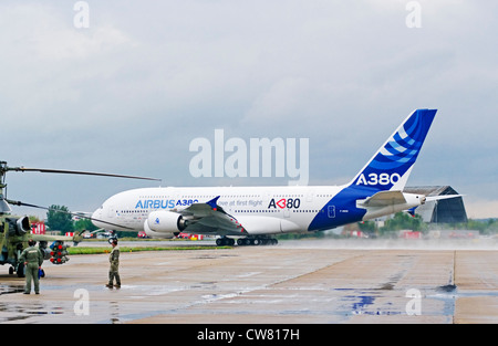 Un russo elicotteri da combattimento Ka-52 e Airbus A-380 superplane sul display a X aviazione internazionale e lo spazio salon MAKS 2011. Foto Stock