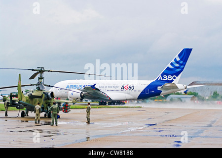 Un russo elicotteri da combattimento Ka-52 e Airbus A-380 superplane sul display a X aviazione internazionale e lo spazio salon MAKS 2011. Foto Stock