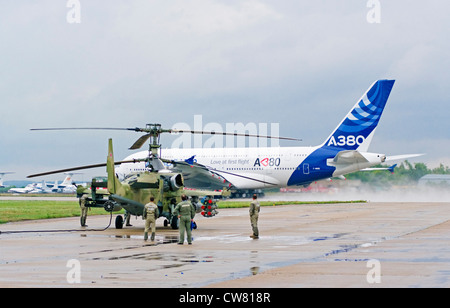 Un russo elicotteri da combattimento Ka-52 e Airbus A-380 superplane sul display a X aviazione internazionale e lo spazio salon MAKS 2011. Foto Stock