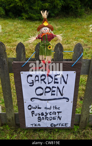 Miniatura spaventapasseri in giardino presso il village fete su spaventapasseri giorno nel villaggio di Brampton Bryan Herefordshire England Regno Unito Foto Stock