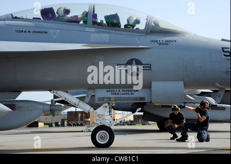 I marinai della marina statunitense assegnati allo Squadron di attacco elettrico 138th dalla base aerea navale di Whidbey Island, Washington, eseguono controlli di prevolo su un EA-18G Growler prima di decollo durante LA BANDIERA ROSSA-Alaska 12-3, 10 agosto 2012, Eielson Air Force base, Alaska. L'obiettivo dell'esercizio è quello di addestrare non solo i piloti, ma ogni membro del team per operare, sopravvivere e vincere. Foto Stock