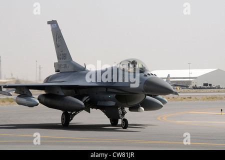 Un F-16 dalla 148th Fighter Wing della Guardia Nazionale aerea del Minnesota, dai taxi di Duluth all'EOR dopo l'atterraggio a Kandahar Airfield, Afghanistan il 14 agosto 2012. Il personale è schierato dalla 148th Fighter Wing della Guardia Nazionale aerea del Minnesota a sostegno della libertà di funzionamento durevole. Bull Dog F-16, piloti e personale di supporto hanno iniziato il loro spiegamento Air Expeditionary Force a metà agosto per assumere il controllo di missioni di volo per l'ordine di volo e fornire un supporto aereo stretto per le truppe sul terreno in Afghanistan. Foto Stock