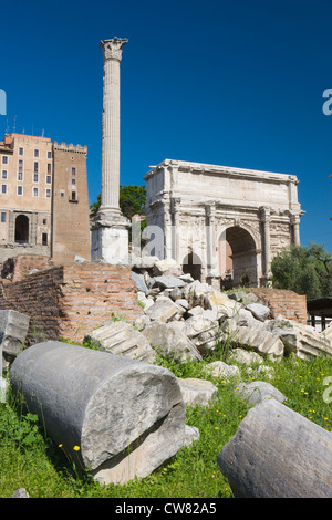 L'Arco di Settimio Severo, la colonna di Phocas, il Foro Romano, Roma, Italia Foto Stock