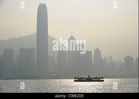 L'iconico skyline di Hong Kong - la torre IFC e uno Star Ferry, China SAR Foto Stock