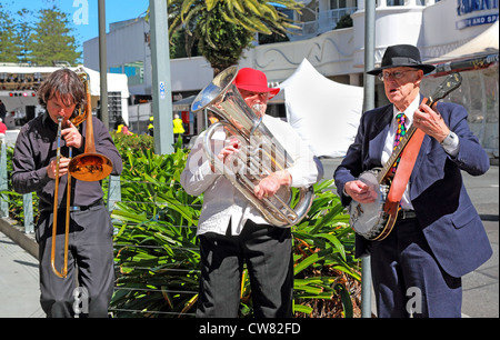 Broadbeach Festival jazz trio di musicisti suonano al pubblico di strada Foto Stock