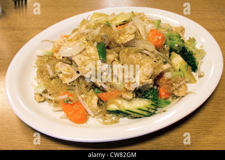 Pad Thai Woon Sen chiaro Bean Noodles Stir Fry con pollo verdure Zucchine carote Broccoli e di germogli di soia Foto Stock