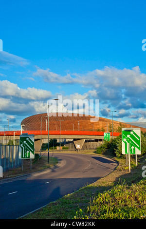 Le Olimpiadi del 2012 Velodrome (ciclismo arena) a Londra il Parco Olimpico che mostra approccio all'autostrada A12, nei pressi di Hackney Marsh. Foto Stock