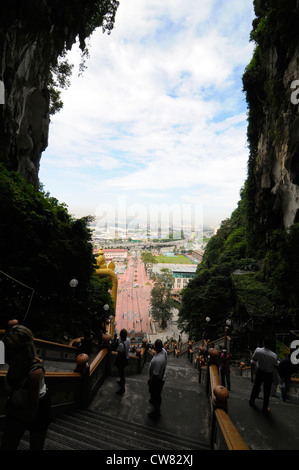 Vista dalla cima dell'ingresso Grotte Batu, sacro luogo di culto per la popolazione indù , Kuala Lumpur in Malesia Foto Stock