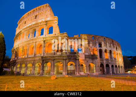 Il Colosseo romano di notte, Roma, Italia Foto Stock