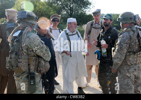 Soldati dell'esercito georgiano del 32° Battaglione di fanteria leggera parlano con civili locali durante un esercizio di prove di missione (MRE) presso il Joint Multinational Readiness Center di Hohenfels, Germania, 13 agosto 2012. Mres sono progettati per preparare unità per lo spiegamento al teatro afgano di operazioni per condurre operazioni di controrivellazione, stabilità e trasporto a sostegno della forza internazionale di assistenza alla sicurezza della NATO. Foto Stock