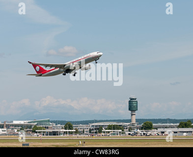 Un Sichuan Airlines Airbus A330-200 jetliner partono dall'Aeroporto Internazionale di Vancouver. Foto Stock