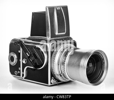 Hasselblad 500 C/M con fotocamera vintage Chrome Carl Zeiss® Distagon 50mm grandangolare su sfondo bianco Foto Stock